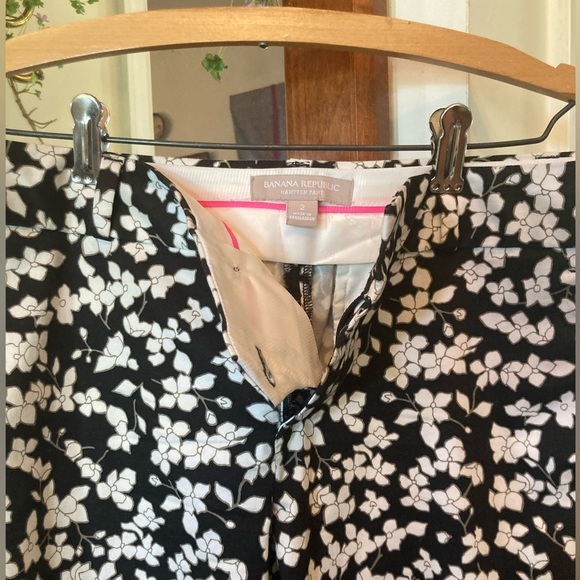 Banana Republic Hampton Pant Crop Pant Size 2 Black w/White Flowers 26” inseam - Picture 5 of 9